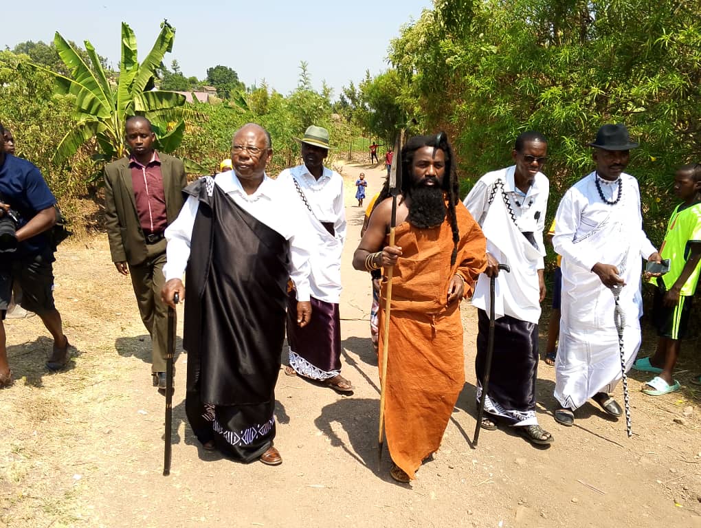 Rutangarwamaboko hagati ufite icumu, Dr. Rusa mu ruhande rw'iburyo na Prof Nyagahene i bumoso