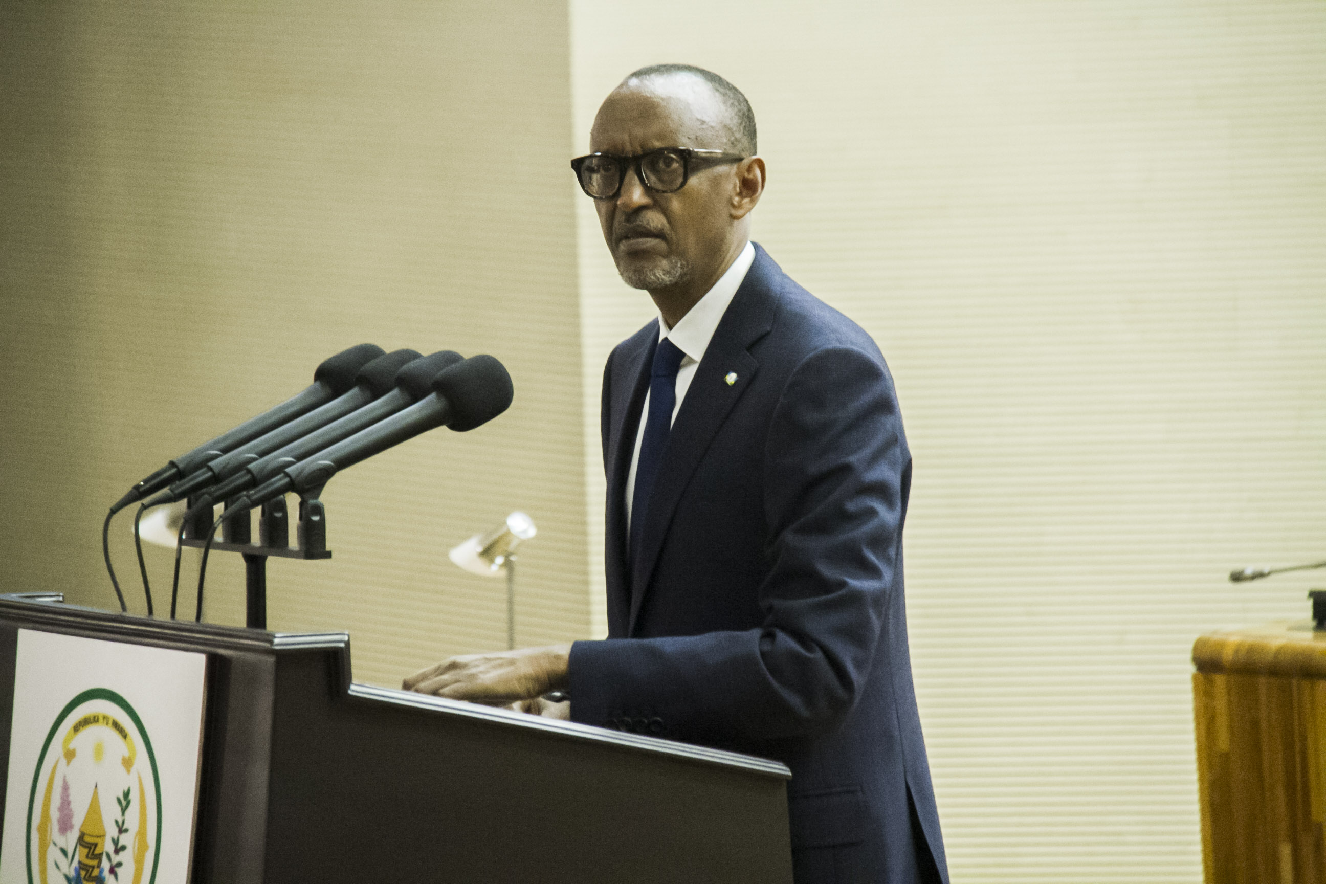 Perezida Kagame nyuma yo kwakira indahiro z