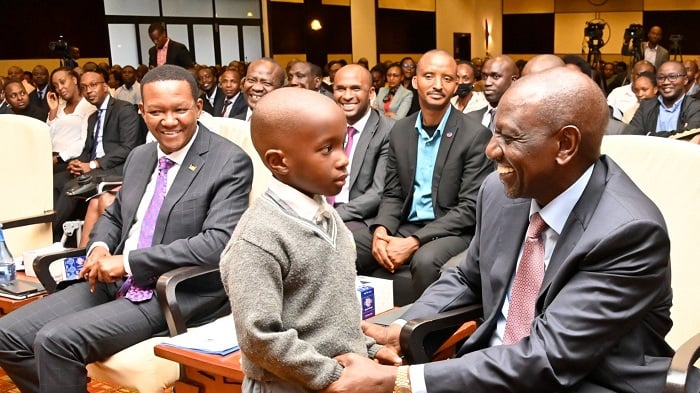 Umwana w'Umunyakenya asuhuza Perezida Ruto