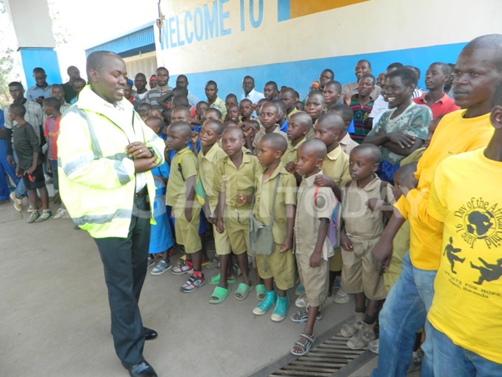 Umuyobozi w'akarere ka Kamonyi, Rutsinga Jacques mu gutangiza Police week.