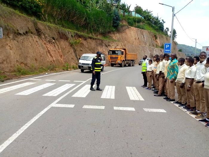 Basobanuriwe uko bakwiye kwitwara mu muhanda