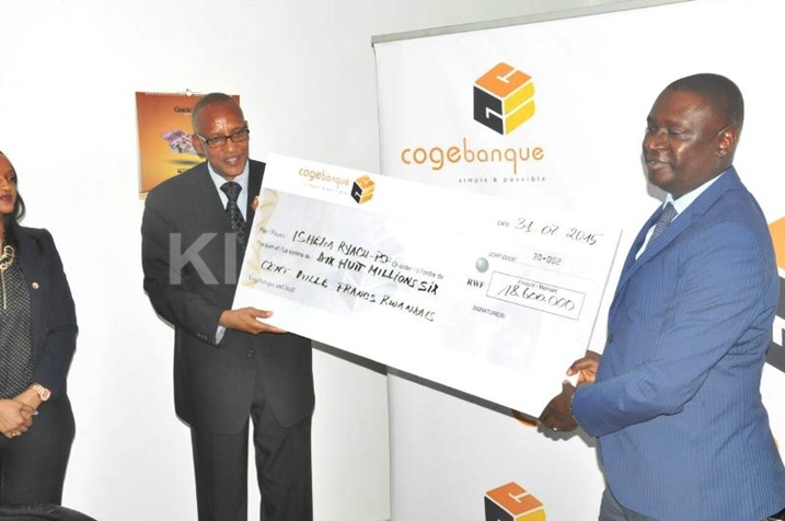 Rwagasana Ernest ibumoso ashyikiriza Sheki Gasamagera Benjamin.