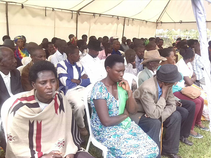 Abaturage bo mu Mudugudu wa Rebero mu Kagari ka Mwurire bateze amatwi ibiganiro.