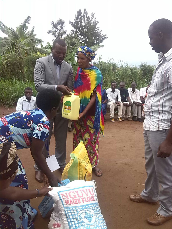 I Rwamagana banaremeye umwe mu barokotse Jenoside yakorewe abatutsi utishoboye.