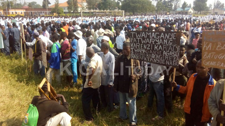 Rwamagana na ho ibihumbi by abaturage biganjemo abanyeshuri bahagurukiye ku kibuga cya Rwamagana bakwira umujyi bigaragambya kubera agahinda ngo batewe n'agasuzuguro k'Abongereza.