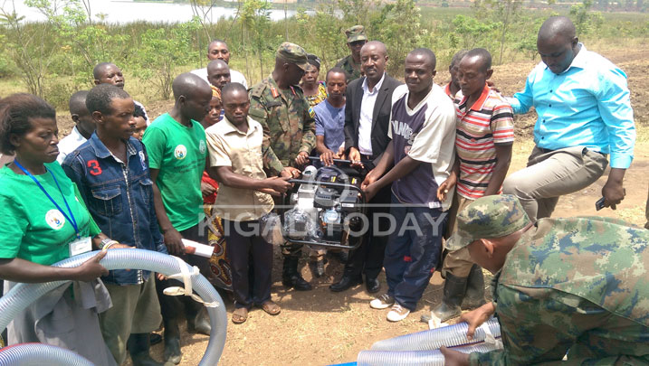 Col Jean Bosco Rutikanga ashyikiriza izi mashini abaturage