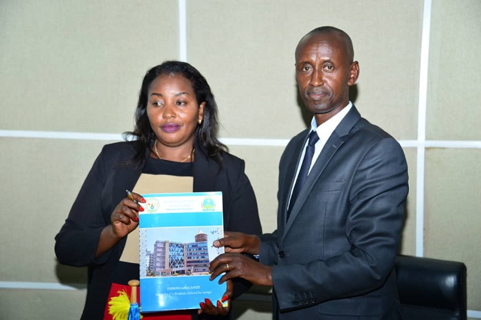 Rwamurangwa Stephen wayoboraga Akarere ka Gasabo yakoze ihererekanyabubasha na Umwali Pauline wamusimbuye
