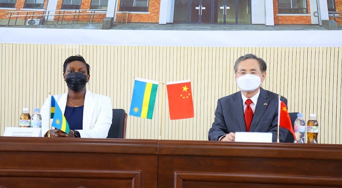 Umunyabanga wa Leta muri Minisiteri y'Uburezi Claudette Irere hamwe na Ambasaderi w'u Bushinwa mu Rwanda Rao Hongwei mu muhango wo kumurikira u Rwanda izo nyubako nshya