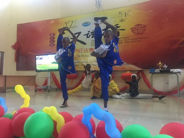 Abanyeshuri bigishwa ibijyanye n'umuco w'Abashinwa