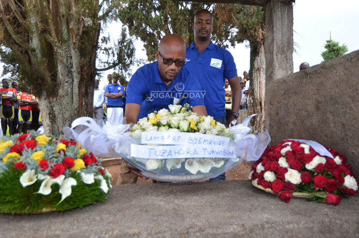 Aimable Bayingana uyobora Ferwacy ashyira indabo ku mva ya Nyakwigendera Byemayire bakoranye cyane mu kuzamura umukino w'amagare mu Rwanda