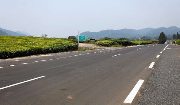 Abatuye intara y'Uburengerazuba mu byo bishimira harimo iterambere rigenda rigaragara muri ako gace. Uwo ni umwe mu mihanda myiza yo mu ntara iri mu Rwanda.