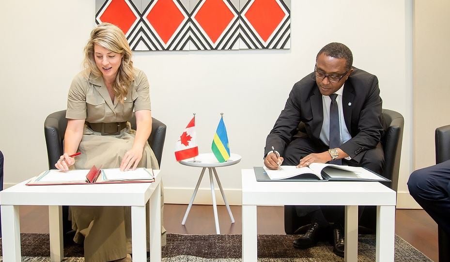 Hasinywe amasezerano y'ubufatanye hagati ya Air Canada na RwandAir