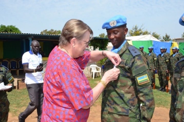Lt Col. Niyomugabo yambikwa umudari w