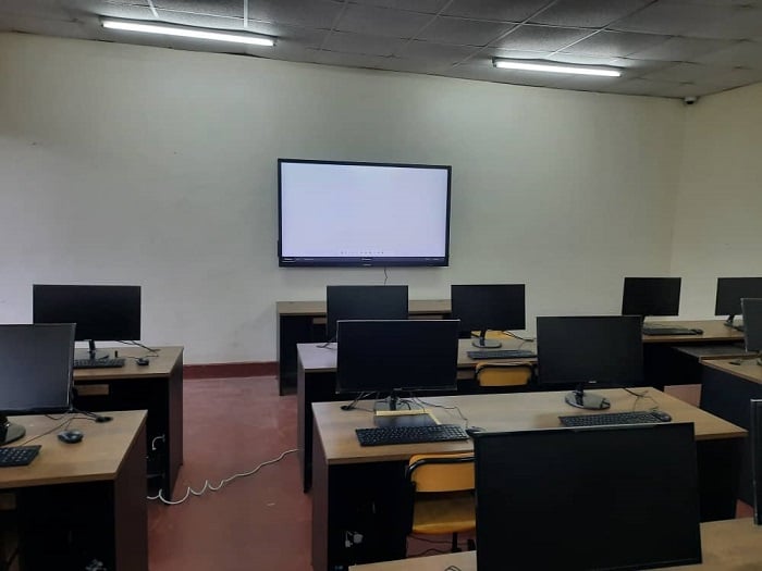 Mudasobwa 30 hamwe n'ibikoresho bigendana na zo ni byo byashyikirijwe ishuri Rwanda Coding Academy