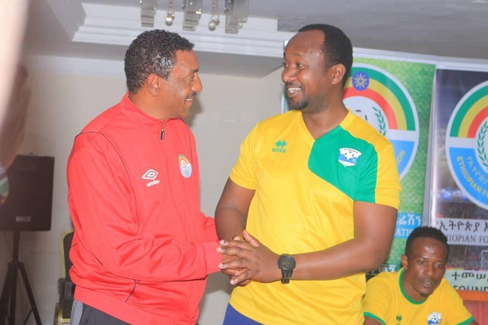 Umutoza Mashami Vincent asuhuzanya na mugenzi we wa Ethiopia Abraham Mebrahtu