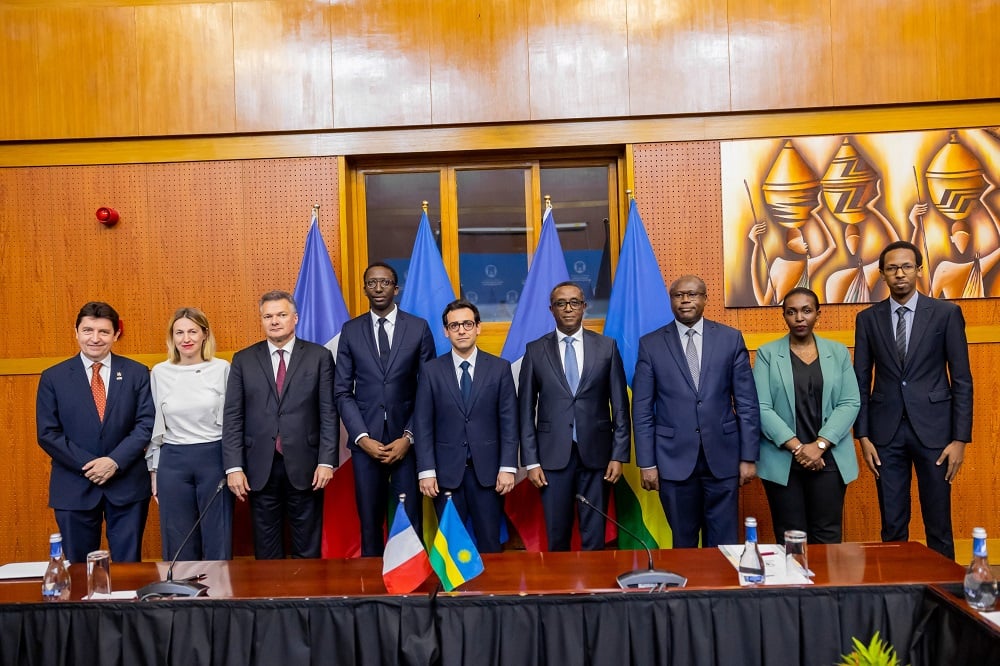 Nyuma y'ibiganiro byahuje abo ku ruhande rw'u Rwanda n'u Bufaransa, bafashe ifoto y'urwibutso
