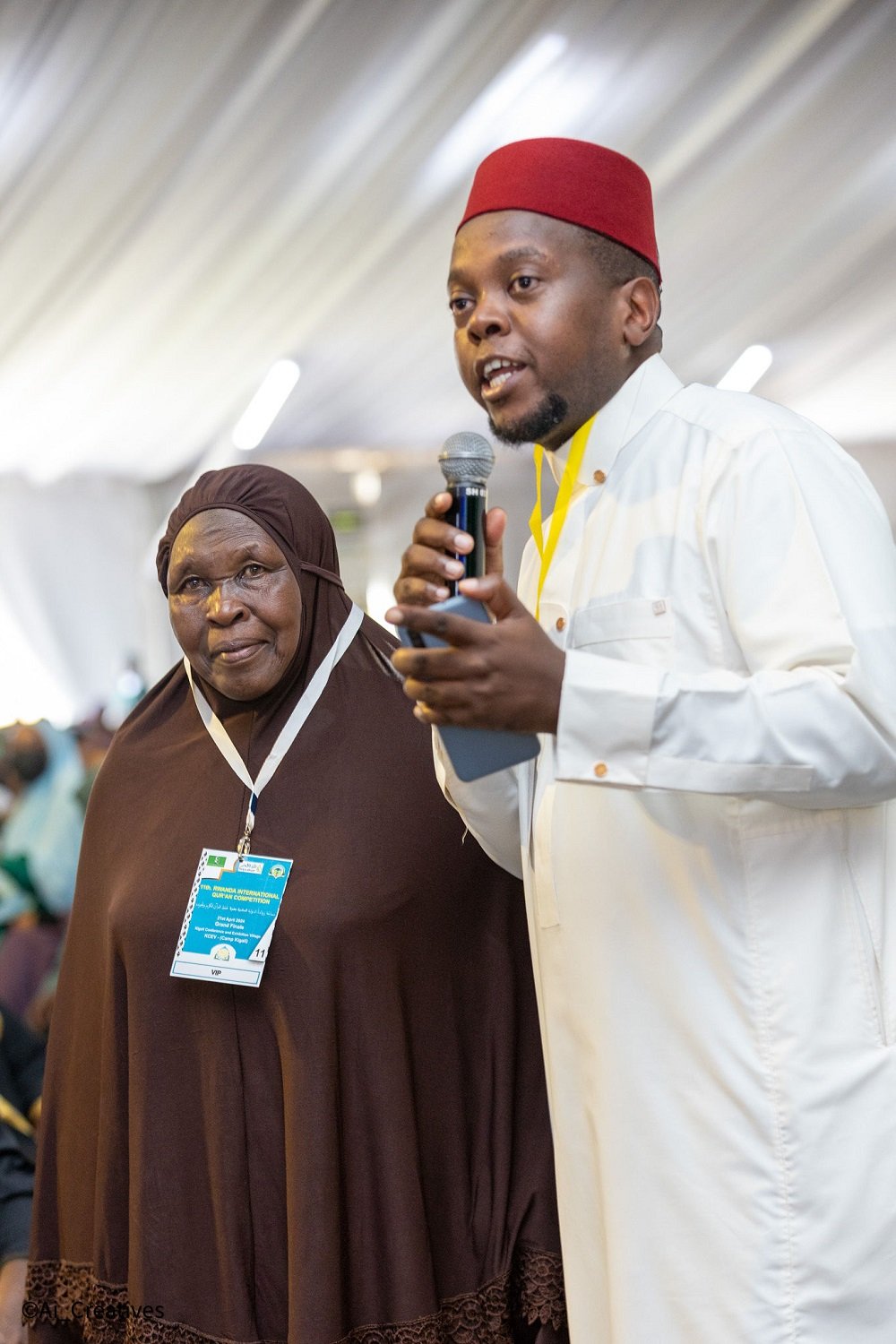Uyu mubyeyi witwa Kamperwa Zuena waturutse i Nyanza yahundagajweho Amadolari n'Amafaranga kubera uburyo abantu bishimiye ubuhanga yagaragaje mu gusoma Korowani mu mutwe nyamara ageze mu zabukuru
