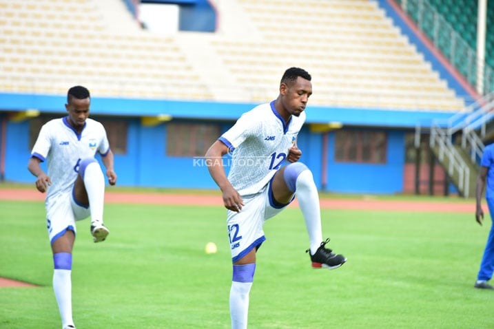 Ally Niyonzima wa Mukura na Yannick Mukuzi wa APR Fc inyuma ye ..
