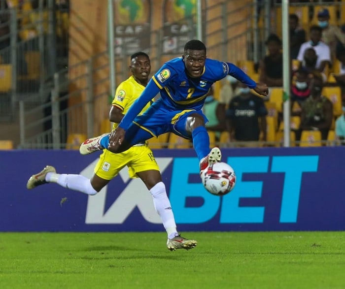 Emmanuel Imanishimwe agerageza ishoti rikomeye ariko rica iruhande rw'izamu