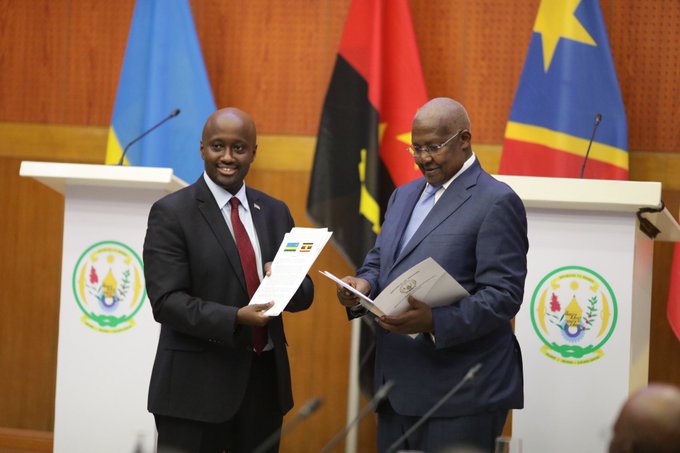 Ambasaderi Olivier Nduhungirehe (ibumoso) na Sam Kutesa (iburyo) bagaragaza akanyamuneza nyuma y