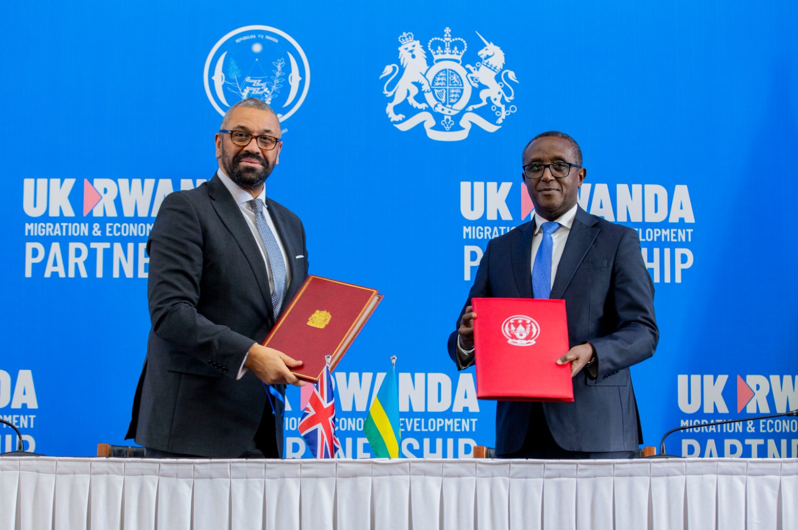 Minisitiri w'Umutekano mu Bwongereza, James Cleverly na Minisitiri w'Ububanyi n'Amahanga w'u Rwanda, Dr Vincent Biruta