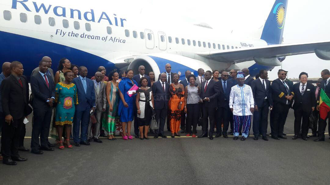 RwandAir yafunguye icyicaro gishya muri Benin. Aha abayobozi batandukanye bafataga ifoto y