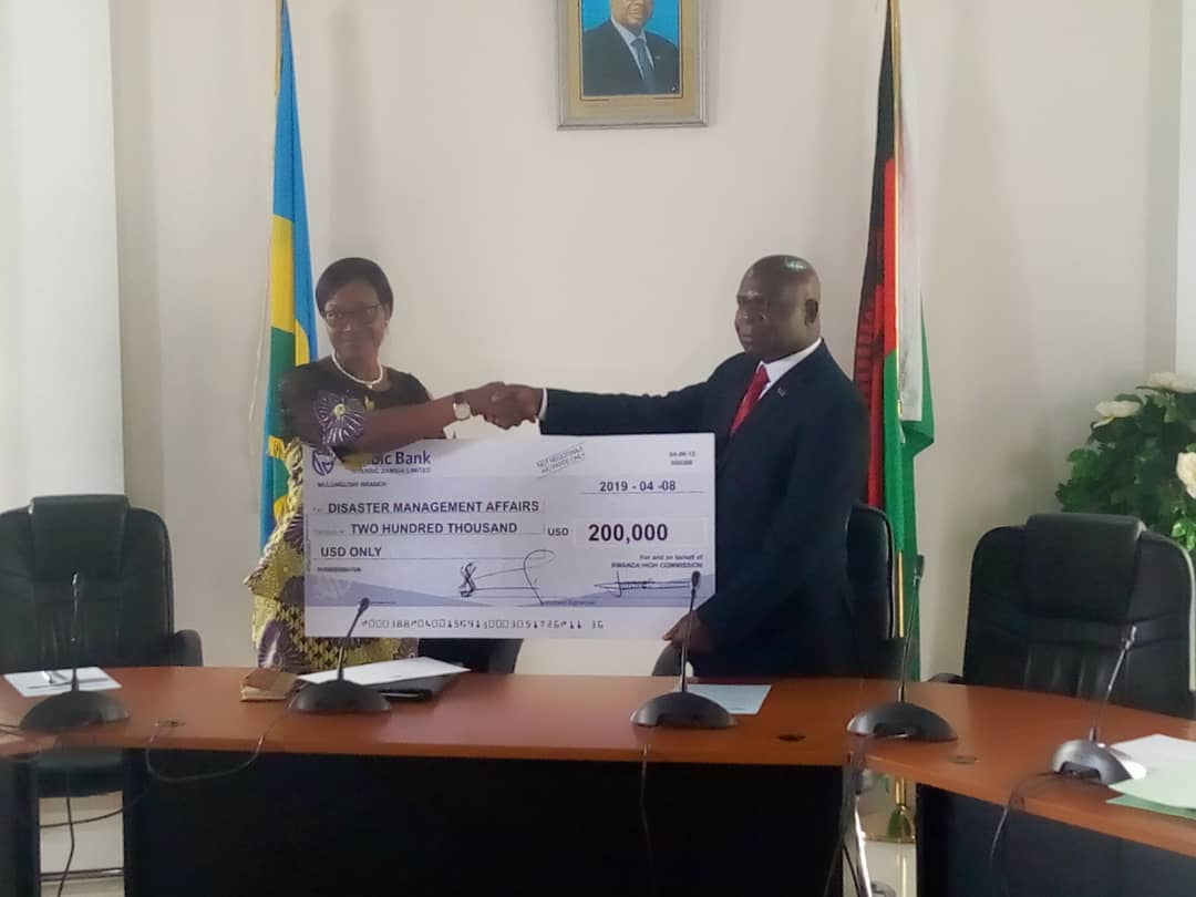 Ambasaderi Monique Mukaruriza atanga sheki y'ibihumbi magana abiri by'amadolari
