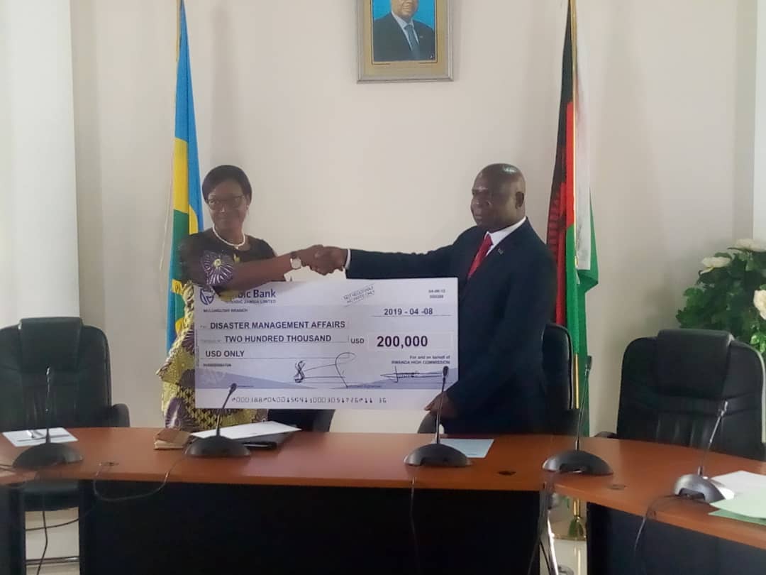 Ambasaderi Monique Mukaruriza atanga sheki y