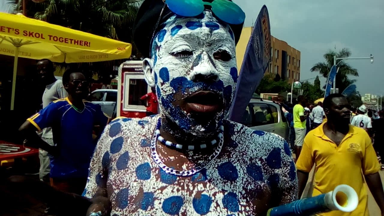 Rwarutabura umwe mu bafana bisiga amarangi na we akoresha irangi ry'ifu