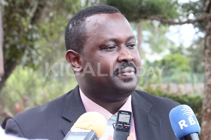 Rwema Peter avugana n'abanyamakuru.