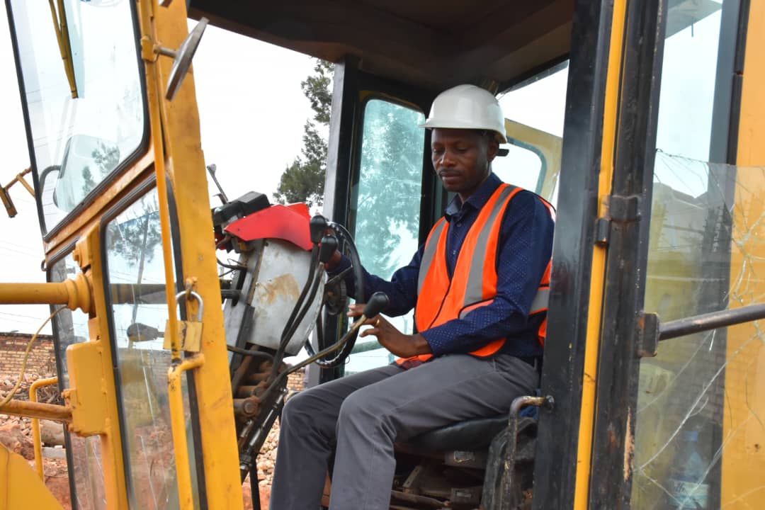 Rwemayire avuga ko gukora uyu muhanda biri muri gahunda ya Leta yo kwishakamo ibisubizo