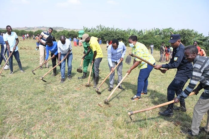I Rwempasha batunganyije ikibuga cy'umupira w'amaguru mu kwizihiza umunsi mpuzamahanga w'urubyiruko