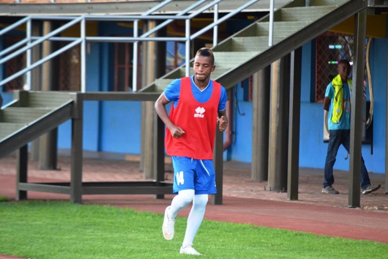 Nova Bayama (uwa kabiri uvuye iburyo) amaze iminsi akinira Rayon Sports nawe yimwe ibyangombwa