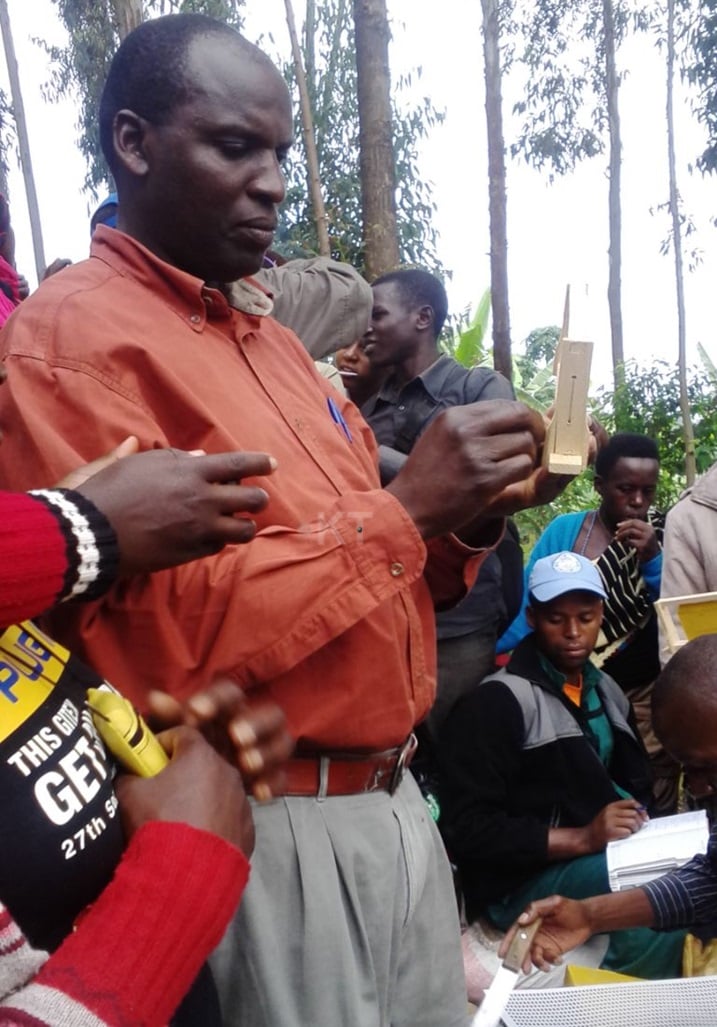 Rwirangira Dieune, umukozi w'akarere ka Gicumbi ari n'urubyiruko kwiga kwegeka imizinga.