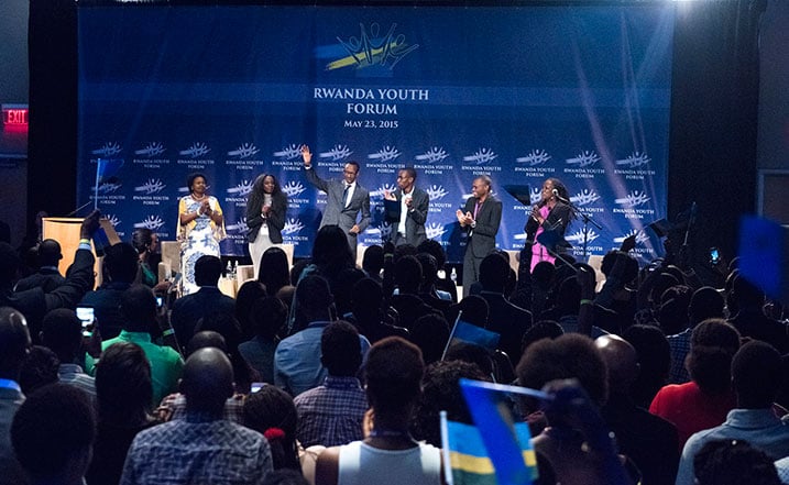 Perezida Kagame yasabye urubyiruko kwigira mu mahanga rubamo ibyo rwakora rugateza imbere u Rwanda.