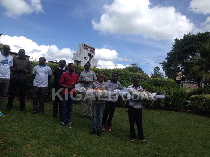 Uru rubyiruko rwanasuye urwibutso rwa Jenoside yakorewe abatutsi rwa Muhoza.