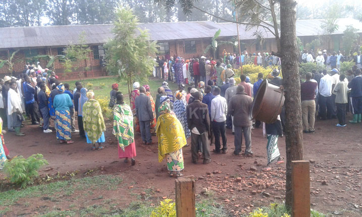 Saa kumi n'ebyiri z'igitondo abarutarage bari bakubise buzuye.