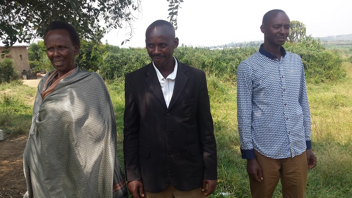 Sabiti Bosco (Wambaye ikote) hagati ya murumuna we na nyina ubabyara bishimye cyane kuko bongeye korora