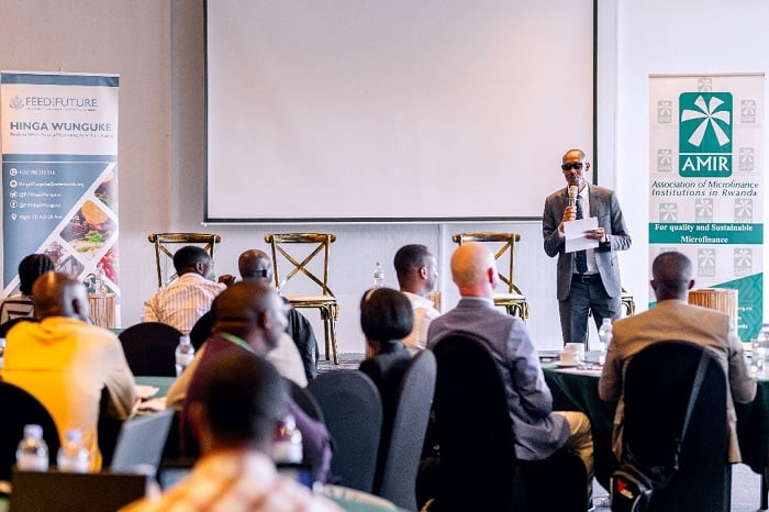 Umuyobozi wa AMIR, Jackson Kwikiriza aganira n'abaitabiriye icyo gikorwa