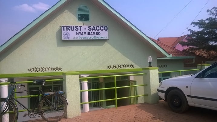 Kuri Trust SACCO i Nyamirambo ni ho aba baturage barimo gufatira amafaranga.