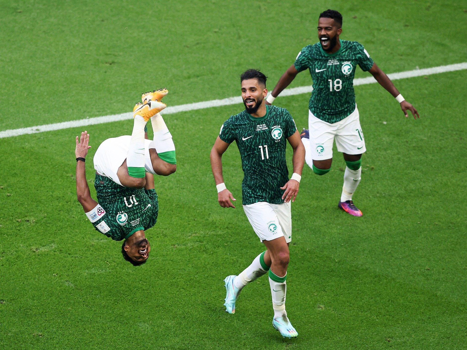 Salem Al Dawsari uri mu kirere yishimira igitego cya kabiri yatsinze
