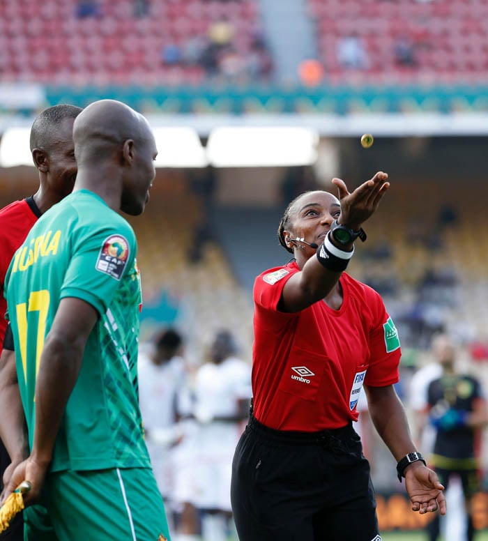 Salima Mukansanga ni we wari uyoboye umukino wa Zimbabwe na Guinea