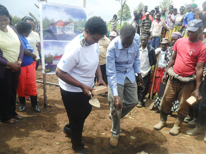 Minisitiri Gasinzigwa niwe washyize ibuye ry'ifatizo ahagiye kubakwa iyi nzu.