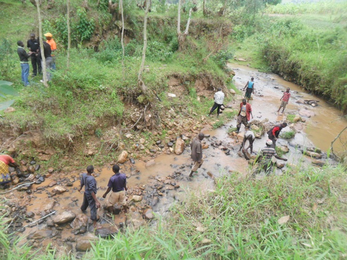 Mu muganda wo kuri uyu wa gatandatu niho hatangiye imirimo yo kubaka iki kiraro.
