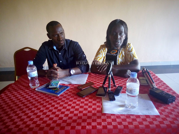 Samuel Munana na Dr Mukarwego Betty mu kigniro n'abanyamakuru.