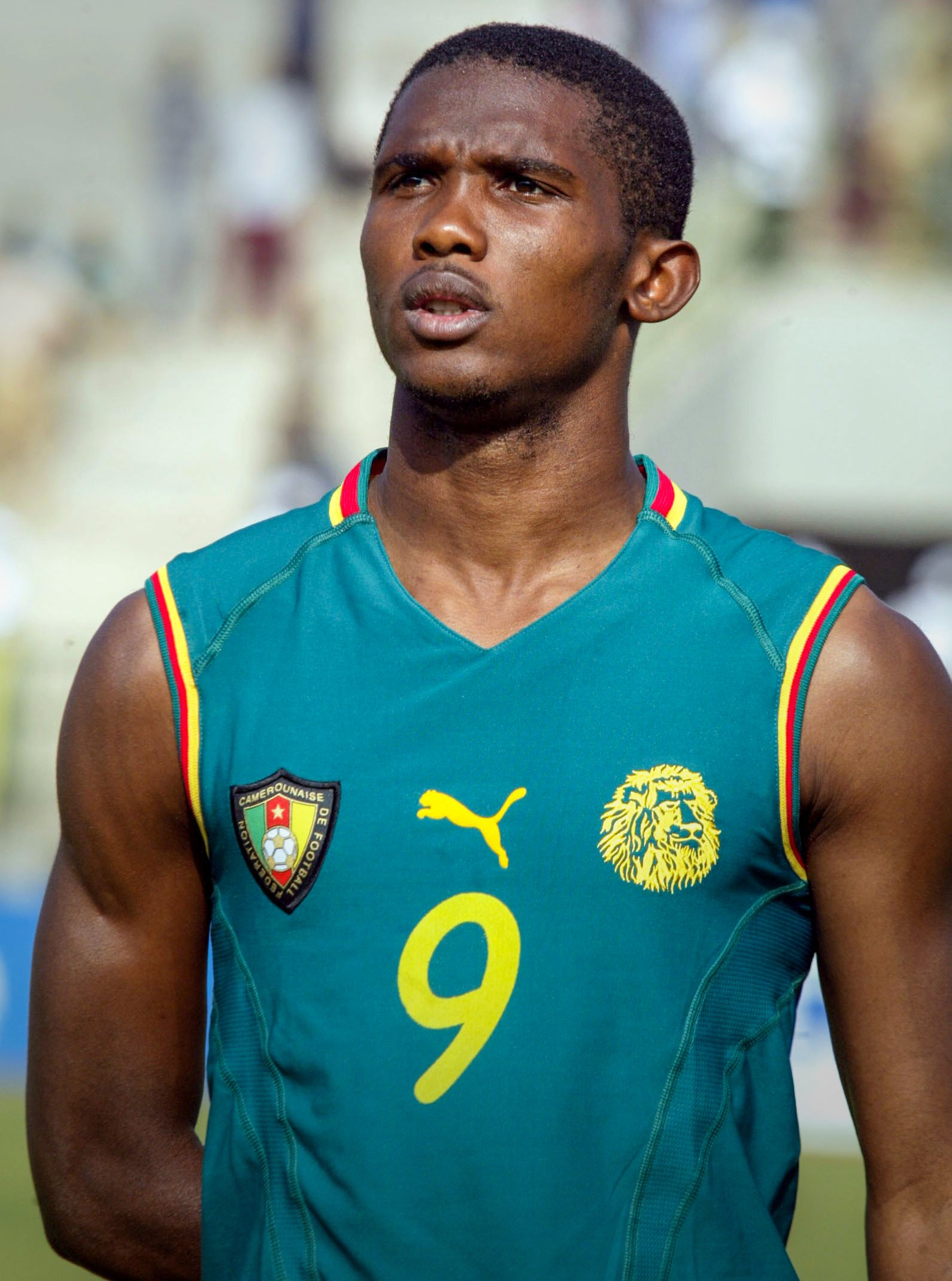 Samuel Eto'o muri 2002 yambaye umupira utagira amaboko