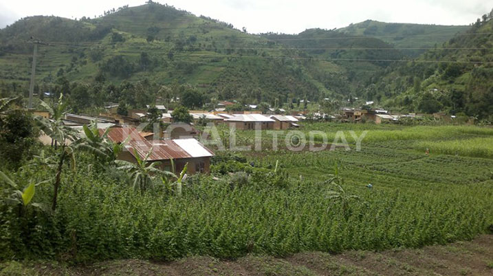 Santere ya Mugu ituriye umupaka uhuza u Rwanda na Uganda. Inyuma y'iyo misozi igaragara mu ifoto ni muri Uganda. 
