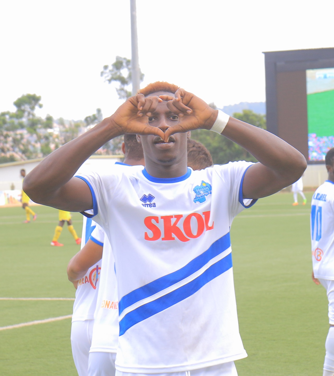 Michael Sarpong yamaze kuzuza amakarita atatu y
