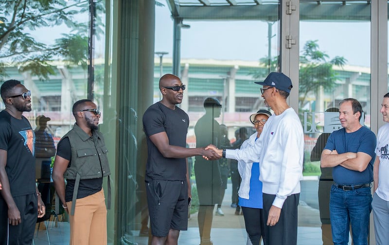 Bien-Aimé Baraza asuhuzanya na Perezida Kagame ubwo bari bahuriye muri siporo rusange mu Rwanda