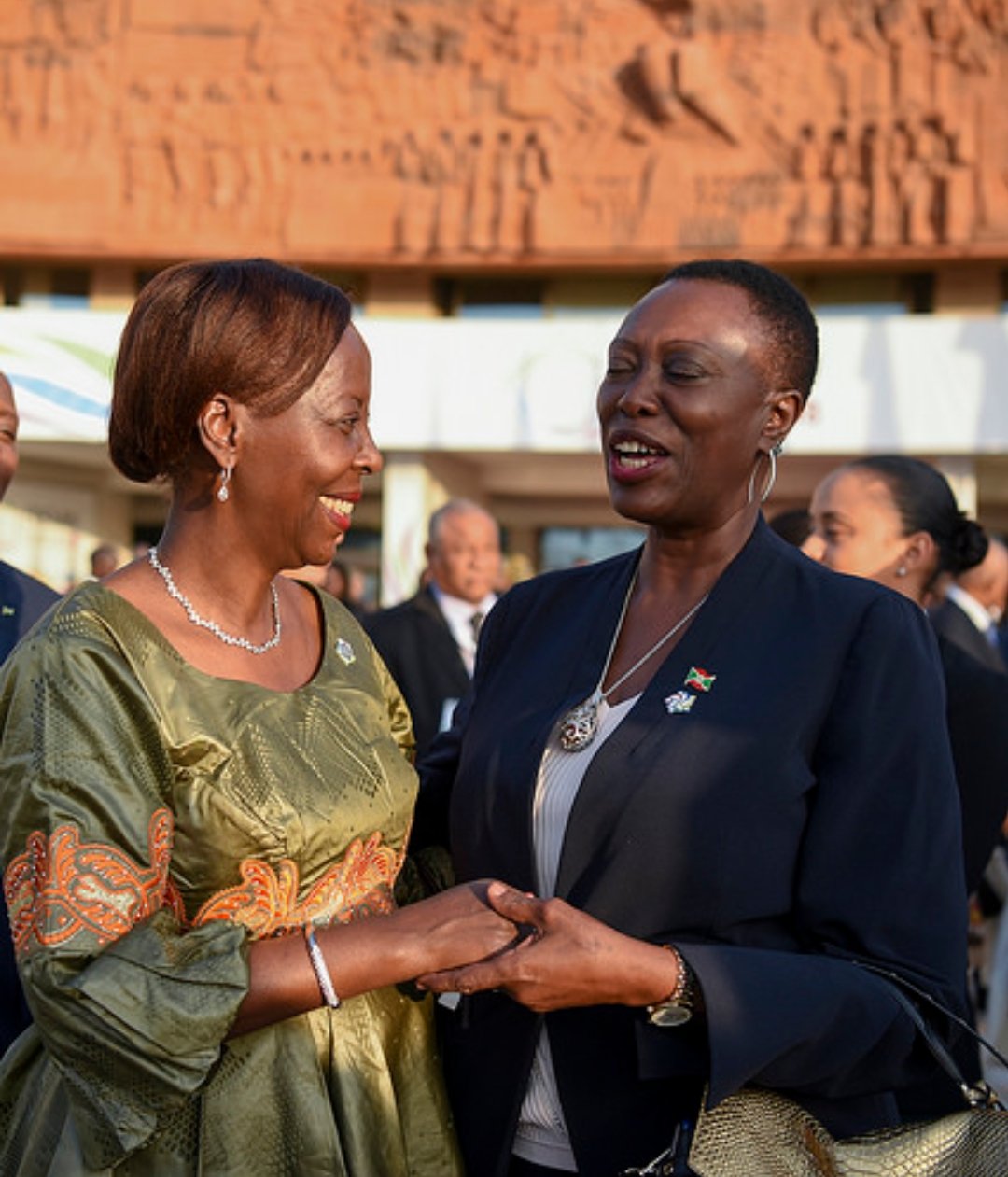 Min Mushikiwabo aramukanya na Dr Christine Nina Niyonsavye Ambasaderi w' u Burundi mu Bufaransa